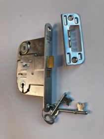 Trioving - Mellemdørlås D22 m/tilholder D55mm m/slutblik vendbar